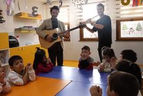 baskan cercoglu ile cocuklar notalarin renkleriyle tanisti