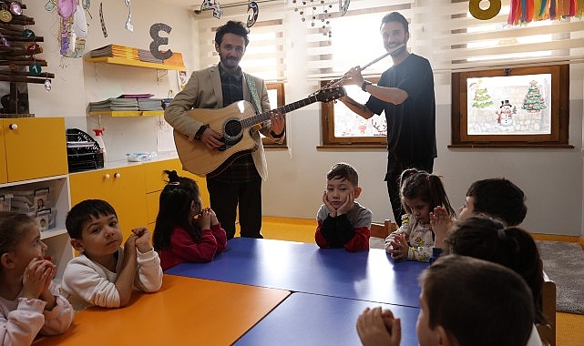 baskan cercoglu ile cocuklar notalarin renkleriyle tanisti