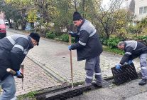 canik belediyesi ekipleri sahada mazgallar tek tek temizleniyor