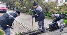 canik belediyesi ekipleri sahada mazgallar tek tek temizleniyor