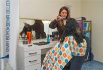 guclenme duraklari ile kadinlara hem kuaforluk hizmeti hem hak temelli egitimler veriliyor