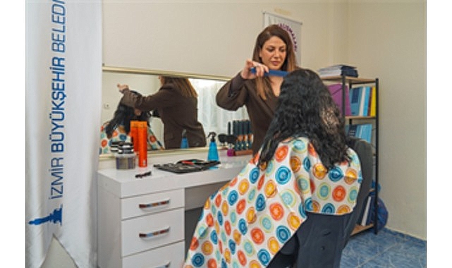 “Güçlenme Durakları” ile kadınlara hem kuaförlük hizmeti hem hak temelli eğitimler veriliyor 1 guclenme duraklari ile kadinlara hem kuaforluk hizmeti hem hak temelli egitimler veriliyor