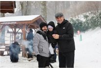 kartepe belediyesi mesire alani kisin da ziyaretcilerin gozdesi