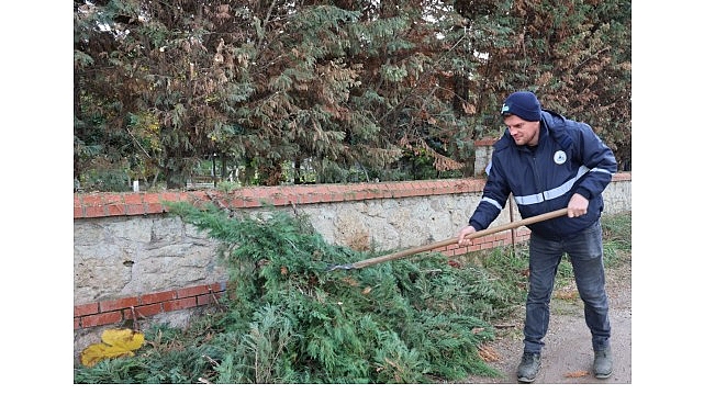 Kartepe’de Mezarlıklara Düzenli Bakım 1 kartepede mezarliklara duzenli bakim