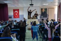 kendini arayan zurafa bucada miniklerle bulustu