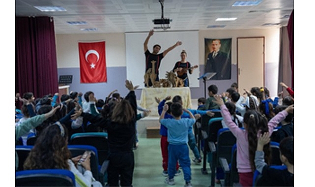 “Kendini Arayan Zürafa” Buca’da miniklerle buluştu 1 kendini arayan zurafa bucada miniklerle bulustu