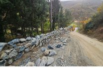 mezarliklara 6 bin metrekup tas duvar insa ediliyor