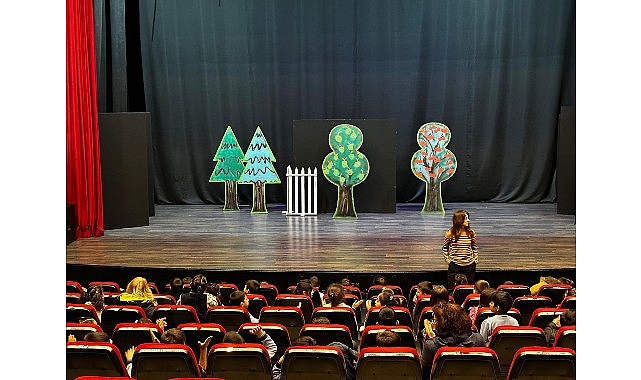 minik ogrenciler baskan cercioglunun calismalari ile tiyatroyla bulustu