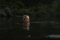 netflix basrollerinde charlize theron ve taron egertoni bulusturan yeni filmi apexin tanitim fragmanini paylasti