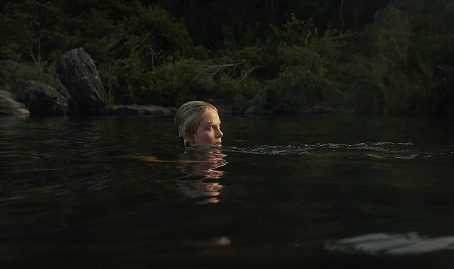 netflix basrollerinde charlize theron ve taron egertoni bulusturan yeni filmi apexin tanitim fragmanini paylasti