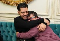 sanatci emir can igrek uskudar tebessum kahvesini ziyaret etti